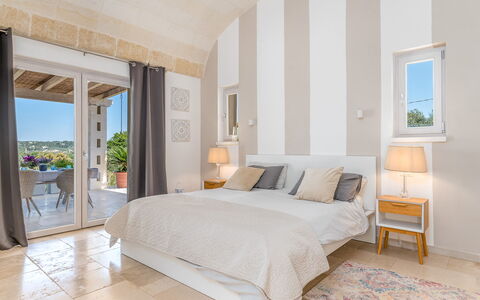 Villa Amelia Ostuni: Møbel, Indretning, Træ, Soveværelse, Gulvbelægning, Etage, Seng, Loft, Hjem, Belysning