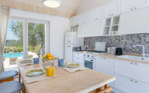 Villa Amelia Ostuni: Møbel, Indretning, Gulvbelægning, Countertop, Køkken, Etage, Hjem, Stol, Værelse, Cabinetry