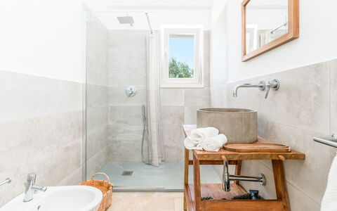 Villa Amelia Ostuni: Gulvbelægning, Etage, Sanitærarmatur, Indretning, Badeværelse, Flise, Tap, Værelse, Vvs, Loft