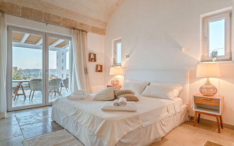 Villa Amelia: Soveværelse, Værelse, Møbel, Ejendom, Seng, Indretning, Etage, Bygning, Loft, Væg