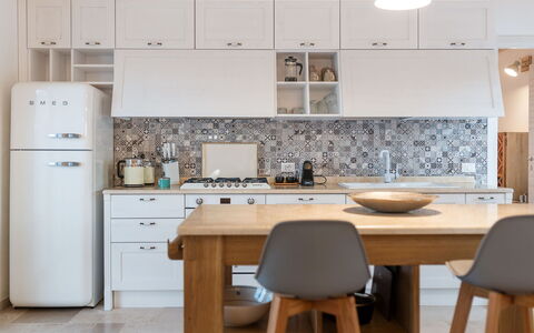 Villa Amelia: Cabinetry, Møbel, Ejendom, Bygning, Countertop, Køkken, Træ, Stol, Skuffe, Husholdningsapparat