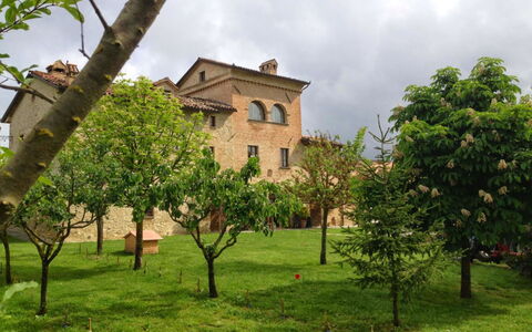 Monastery Guest House: Plante, Himmel, Bygning, Vindue, Sky, Træ, Naturlige Landskab, Land Lot, Hus, Græs