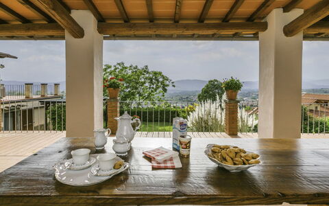 Podere Berrettino: Møbel, Ejendom, Loftsventilator, Cabinetry, Bord, Couch, Belysning, Billedramme, Træ, Countertop
