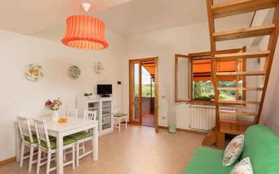 Girasole - Garden View First Floor: Indretning, Møbel, Træ, Gulvbelægning, Etage, Loft, Værelse, Bejdse, Stol, Stue