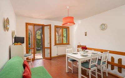 Rododendro - Garden View Ground Floor: Indretning, Træ, Gulvbelægning, Møbel, Loft, Etage, Værelse, Hjem, Stue, Bejdse