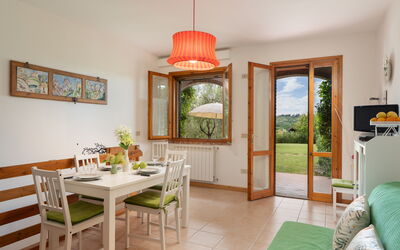 Garofano - Garden View Ground Floor: Møbel, Indretning, Træ, Bord, Gulvbelægning, Stol, Værelse, Hjem, Spisestue, Belysning