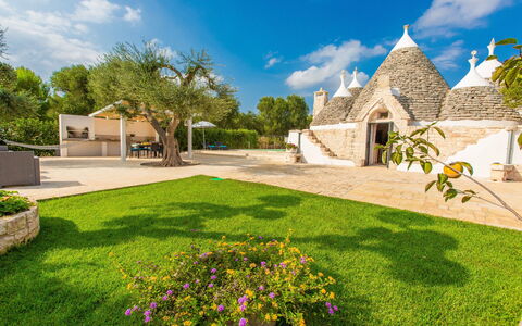 Trullo Del Mandarino: Ejendom, Boligområde, Naturlige Landskab, Ejendom, Bygning, Græs, Have, Hus, Hjem, Lawn