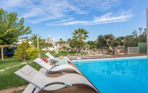 Trullo Suenn Con Piscina: Ejendom, Ejendom, Svømmepøl, Hus, Bygning, Ferie, Hjem, Liggestol, Boligområde, Fritid