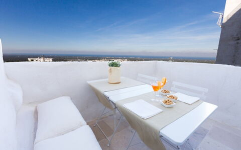 Vista Mare Da Zio Piero: Ejendom, Himmel, Værelse, Restaurant, Bord, Møbel, Ferie, Arkitektur, Indretning, Luksusyacht
