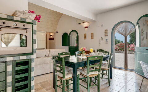 Borgo Marianna: Bord, Møbel, Stol, Bygning, Køkken, Stueplante, Træ, Indretning, Etage, Countertop