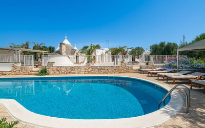 Borgo Marianna: Vand, Himmel, Plante, Ejendom, Svømmepøl, Blå, Azure, Træ, Arkitektur, Bygning