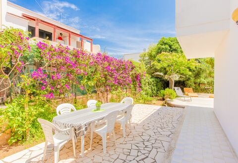 Villa Irene: Ejendom, Ejendom, Hus, Bygning, Hjem, Værelse, Lejlighed, Blomst, Plante, Estate