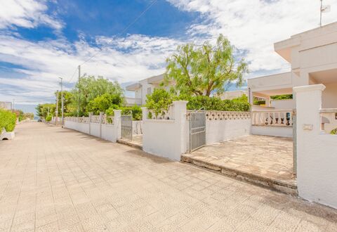 Villa Mezzaluna: Ejendom, Ejendom, Boligområde, Bygning, Hus, Himmel, Hjem, Arkitektur, Værelse, Træ