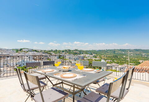 Solo Voi: Ejendom, Ejendom, Gul, Bord, Bygning, Hus, Værelse, Estate, Møbel, Lejlighed