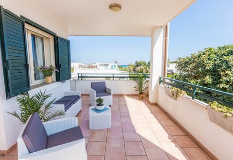 Appartamento Panorama Sul Mare: Ejendom, Bygning, Ejendom, Hus, Værelse, Hjem, Altan, Indretning, Møbel, Arkitektur