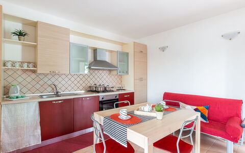 Prato Inglese Sinistro: Bord, Ejendom, Cabinetry, Møbel, Håndvask, Tap, Couch, Træ, Countertop, Indretning