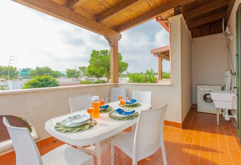 Prato Inglese Sinistro: Møbel, Bord, Ejendom, Stol, Himmel, Træ, Indretning, Plante, Bordservice, Skygge