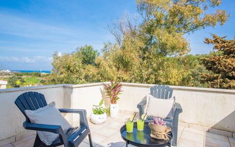 Villa Salento: Himmel, Plante, Ejendom, Møbel, Stol, Sky, Azure, Blå, Udendørs Møbler, Skygge