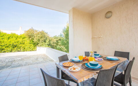 Villa Salento: Møbel, Bord, Ejendom, Plante, Bordservice, Bygning, Stol, Træ, Indretning, Belysning