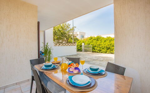 Villa Salento: Bord, Plante, Bordservice, Tallerkner, Azure, Træ, Bygning, Indretning, Stol, Plade