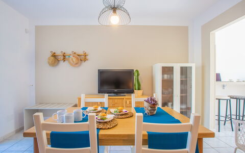 Villa Salento: Bord, Møbel, Ejendom, Stol, Azure, Træ, Belysning, Indretning, Etage, Hus