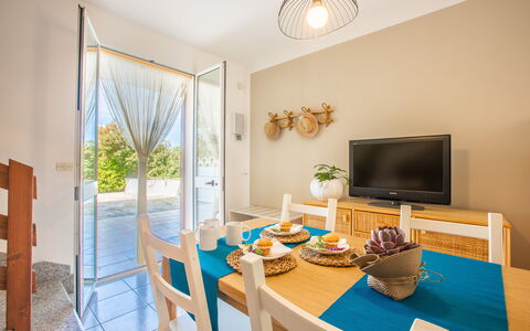Villa Salento: Bord, Ejendom, Møbel, Træ, Belysning, Indretning, Gul, Etage, Stue, Gulvbelægning
