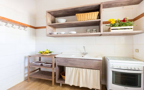 Villa Stelladali: Hylde, Møbel, Værelse, Ejendom, Reoler, Indretning, Etage, Køkken, Cabinetry, Countertop