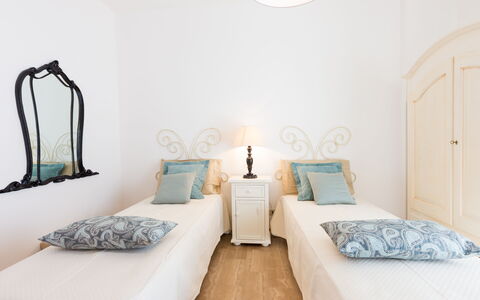 Villa Stelladali: Soveværelse, Værelse, Seng, Møbel, Ejendom, Indretning, Sengetøj, Design, Bed Frame, Suite