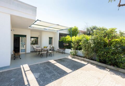 Villa Stelladali: Ejendom, Bygning, Hus, Ejendom, Hjem, Værelse, Arkitektur, Estate, Boligområde, Etage