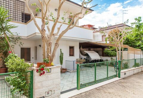 Villa Victory: Ejendom, Hus, Bygning, Ejendom, Hjem, Boligområde, Arkitektur, Facade, Lejlighed, Værelse