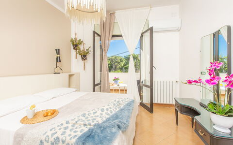 La Terrazza Vista Mare Di Marco: Soveværelse, Værelse, Ejendom, Møbel, Seng, Indretning, Bygning, Suite, Ejendom, Hus