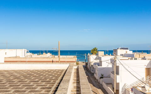 La Terrazza Vista Mare Di Marco: Himmel, Daytime, Ejendom, Hav, Tag, Arkitektur, Azure, Horisont, Ferie, Ejendom