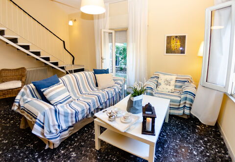 Angelina: Værelse, Møbel, Ejendom, Stue, Indretning, Blå, Gul, Bygning, Soveværelse, Ejendom