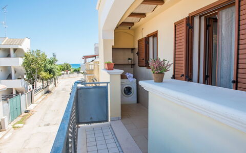 Appartamento Pineta Mare: Daytime, Bygning, Ejendom, Himmel, Azure, Plante, Vindue, Skygge, Arkitektur, Stueplante