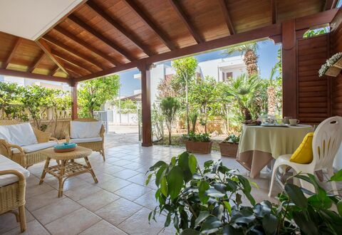 Villa Anna: Ejendom, Ejendom, Bygning, Værelse, Udvej, Hus, Eco Hotel, Indretning, Villa, Veranda