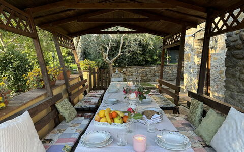 Podere Di Mero Casolare: Møbel, Træ, Bord, Stol, Udendørs Møbler, Udendørs Bord, Skygge, Udendørs Struktur, Have, Køkken & Spisebord