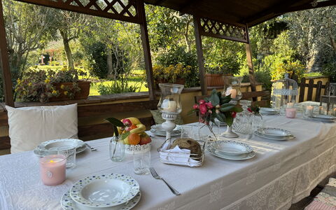 Podere Di Mero Casolare: Møbel, Bordservice, Dug, Bord, Serveware, Sengetøj, Tallerkner, Mad, Stol, Plade