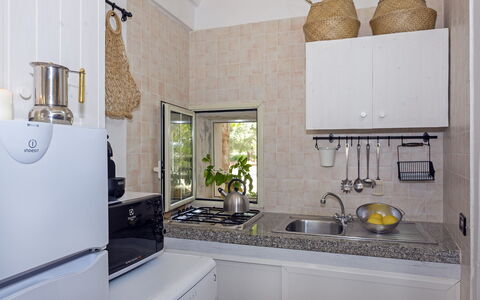 Masseria Pagliamonte: Køkkenvask, Cabinetry, Håndvask, Ejendom, Countertop, Tap, Bygning, Køkken, Belysning, Sanitærarmatur