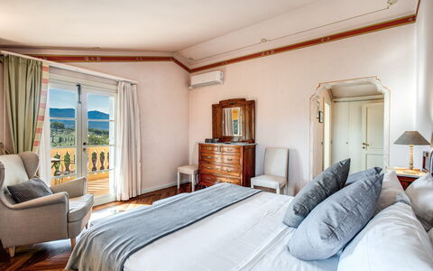 Villa Alfresco: Møbel, Seng, Soveværelse, Sengetøj, Sengetøj, Bed Frame, Sengetøj, Lampe, Pude