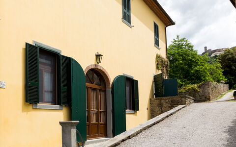 Casale Vacanze Il Granaio: Ejendom, Hus, Bygning, Arkitektur, Væg, Gul, Stad, Kvarter, Ejendom, Facade