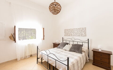 Villa Mediterranea: Soveværelse, Møbel, Seng, Værelse, Ejendom, Sengetøj, Bed Frame, Indretning, Sengetøj, Væg