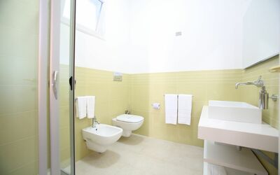Villa Afrodite: Sanitærarmatur, Badeværelse, Purple, Toilet, Bygning, Indretning, Toiletbræt, Etage, Badeværelsesvask