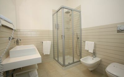 Villa Atena: Sanitærarmatur, Ejendom, Badeværelse, Toilet, Sort, Tap, Bygning, Purple, Indretning