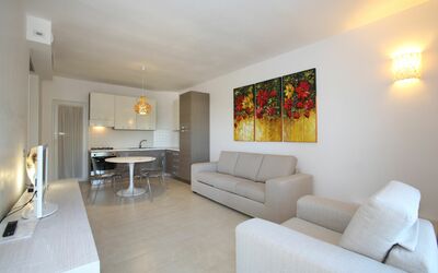 Villa Minerva: Billedramme, Møbel, Couch, Bord, Bygning, Ejendom, Komfort, Lampe, Indretning, Stue