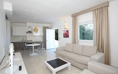 Villa Ecate: Bord, Ejendom, Couch, Møbel, Komfort, Stue, Træ, Studio Couch, Bygning, Billedramme