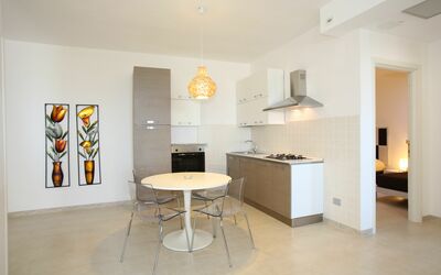 Villa Rea: Møbel, Bord, Træ, Indretning, Etage, Gulvbelægning, Beige, Stue, Hal, Countertop