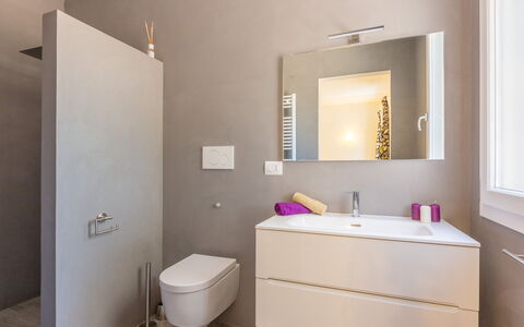 Villa Stella Cadente: Spejl, Ejendom, Tap, Håndvask, Badeværelsesskab, Sanitærarmatur, Badeværelsesvask, Badeværelse, Purple