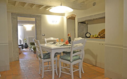 Appartamento Tommasi Fierli: Værelse, Ejendom, Møbel, Bygning, Indretning, Etage, Hus, Spisestue, Loft, Bord