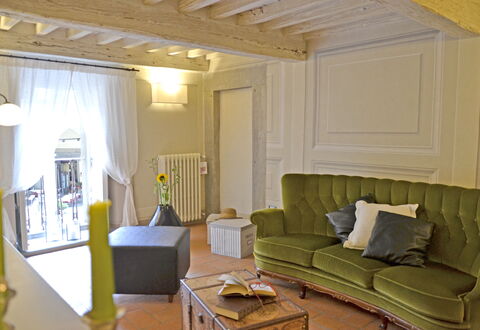 Appartamento Tommasi Fierli: Stue, Værelse, Ejendom, Møbel, Indretning, Bygning, Gul, Loft, Hus, Væg