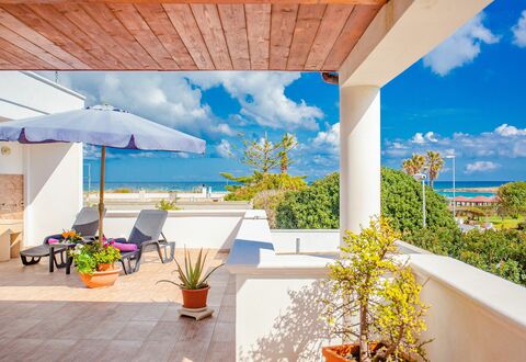 Villa Pantanagianni Beach: Sky, Himmel, Plante, Ejendom, Møbel, Bygning, Blomsterkrukke, Azure, Badeby, Skygge